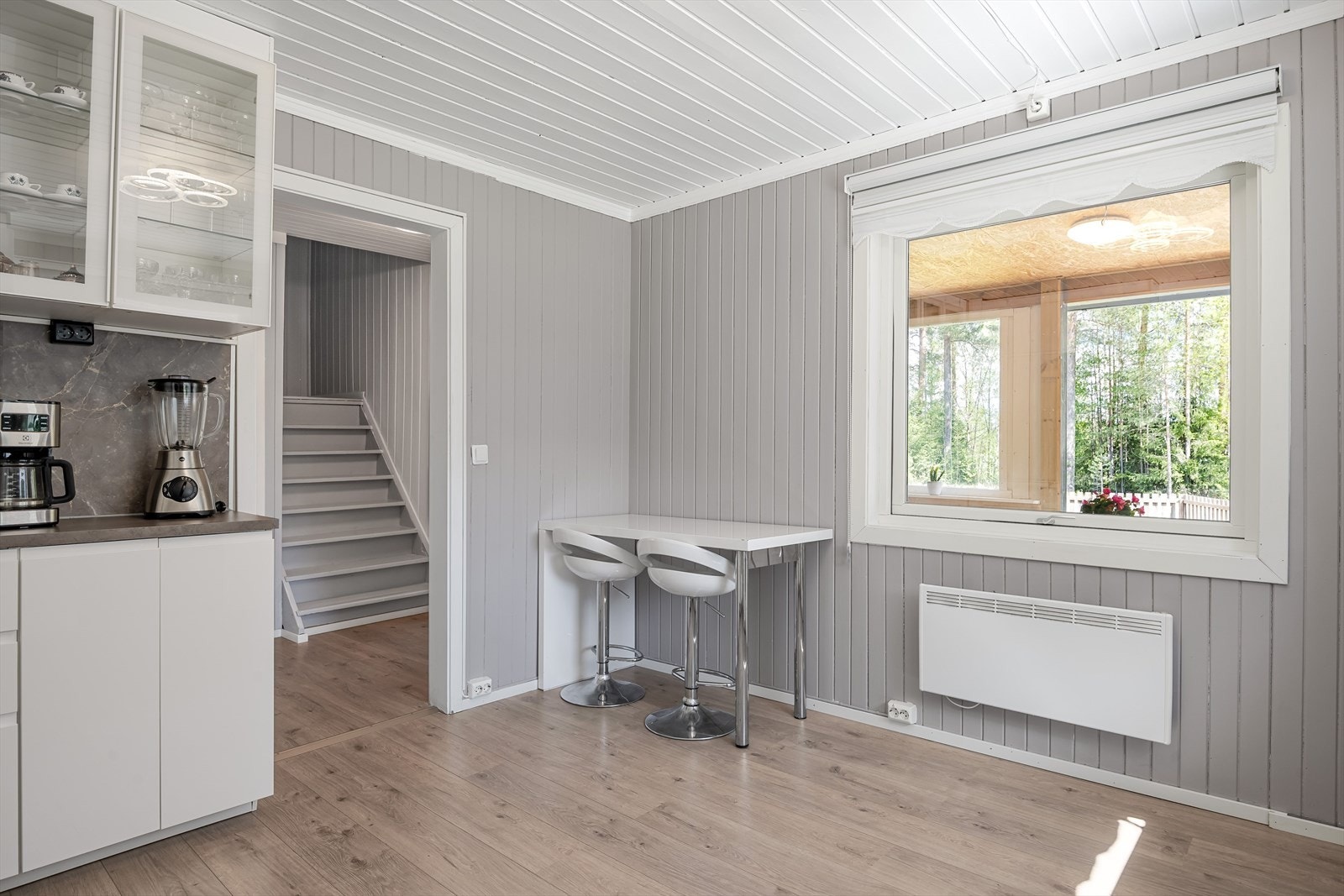Boligen har et romslig separat kjøkken med spiseplass. God standard med enstavs laminat fra 2024 på gulv og panel på veggene malt i 2024. Galleribilde