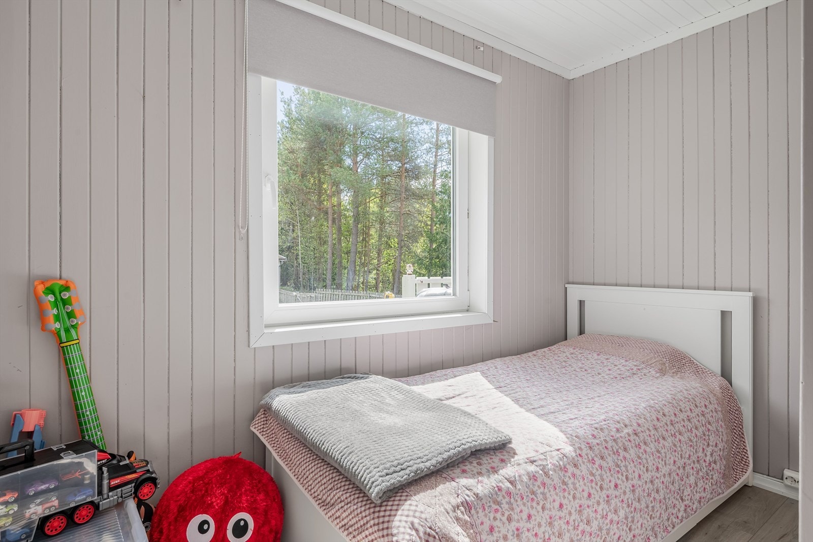 Soverom 3 ligger i 1. etasje og passer fint som barnerom, gjesterom eller kontor. Galleribilde