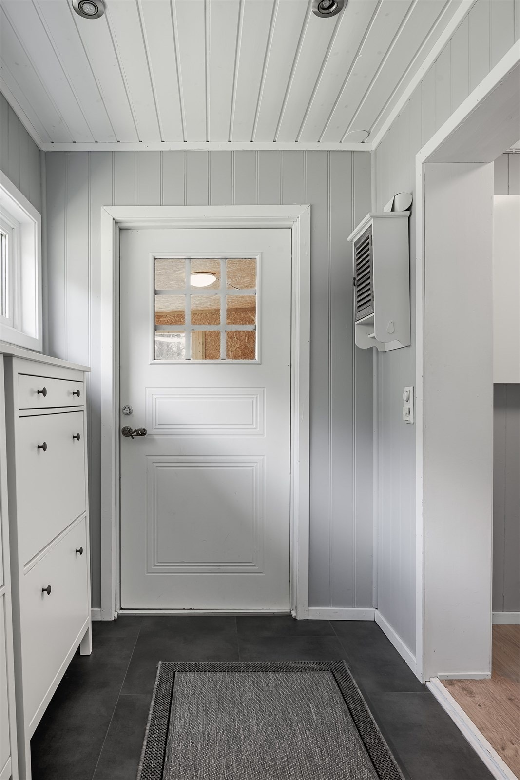 Når du entrer boligen, kommer du inn i en lys og praktisk entré med varme i gulvet og downlights i himlingen. Galleribilde