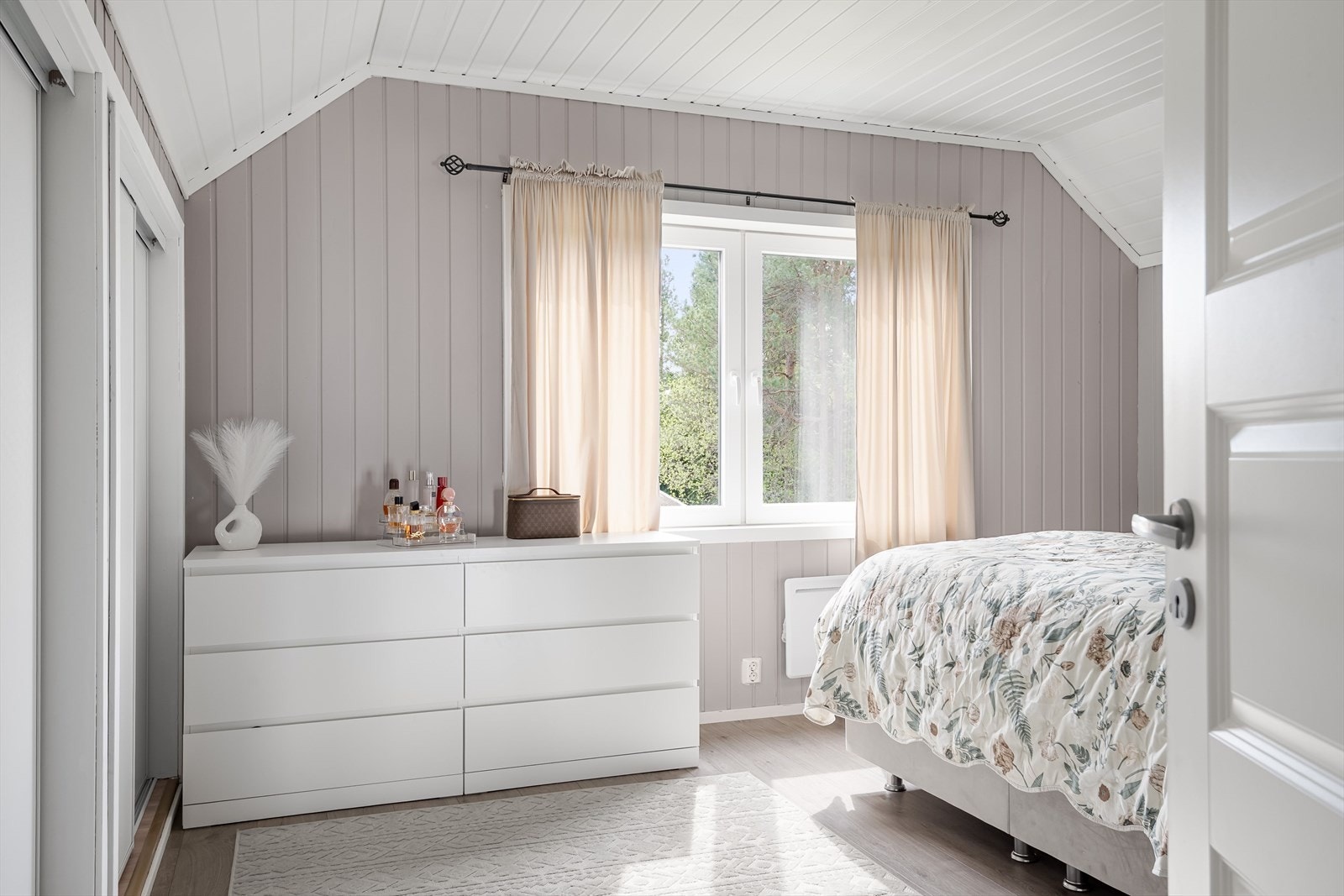 Boligen har et lyst og innbydende hovedsoverom. God standard med lys enstavs laminat fra 2024 på gulv, malt panel på veggene og downlights i himlingen. Galleribilde