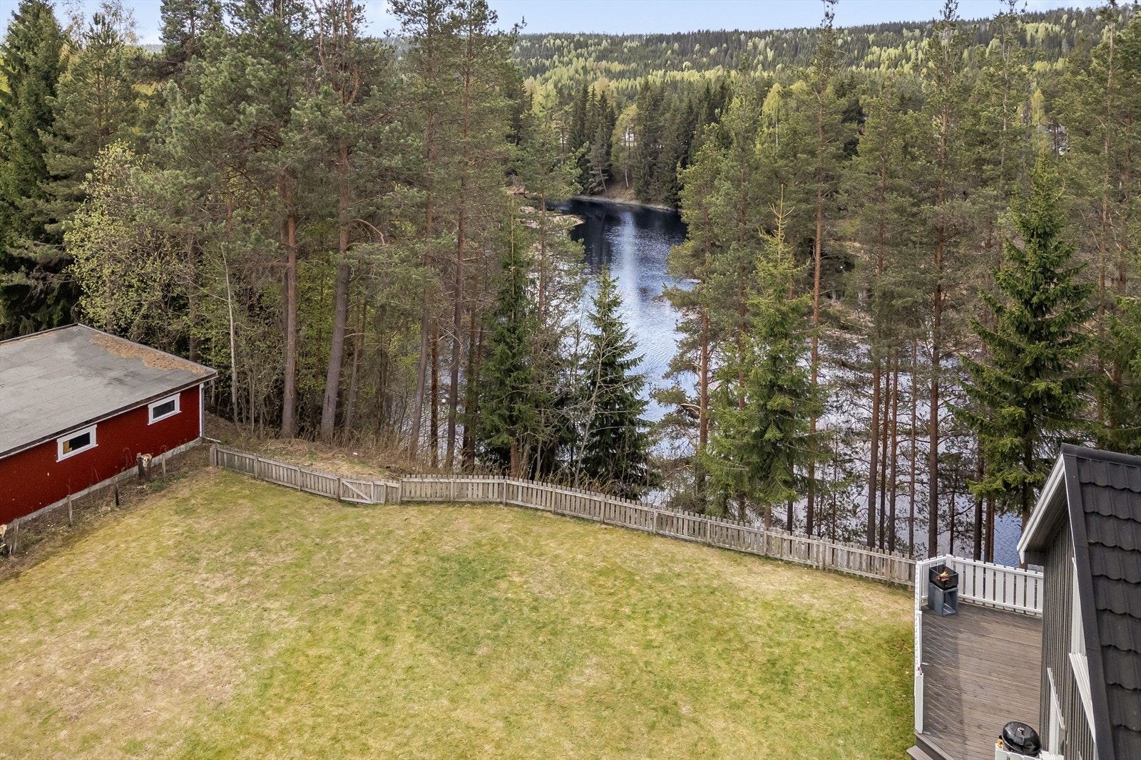 Her får du kort vei til både bade- og fiskemuligheter ved Glomma og Terningåa - perfekt for naturopplevelser og aktiviteter for hele familien! Galleribilde