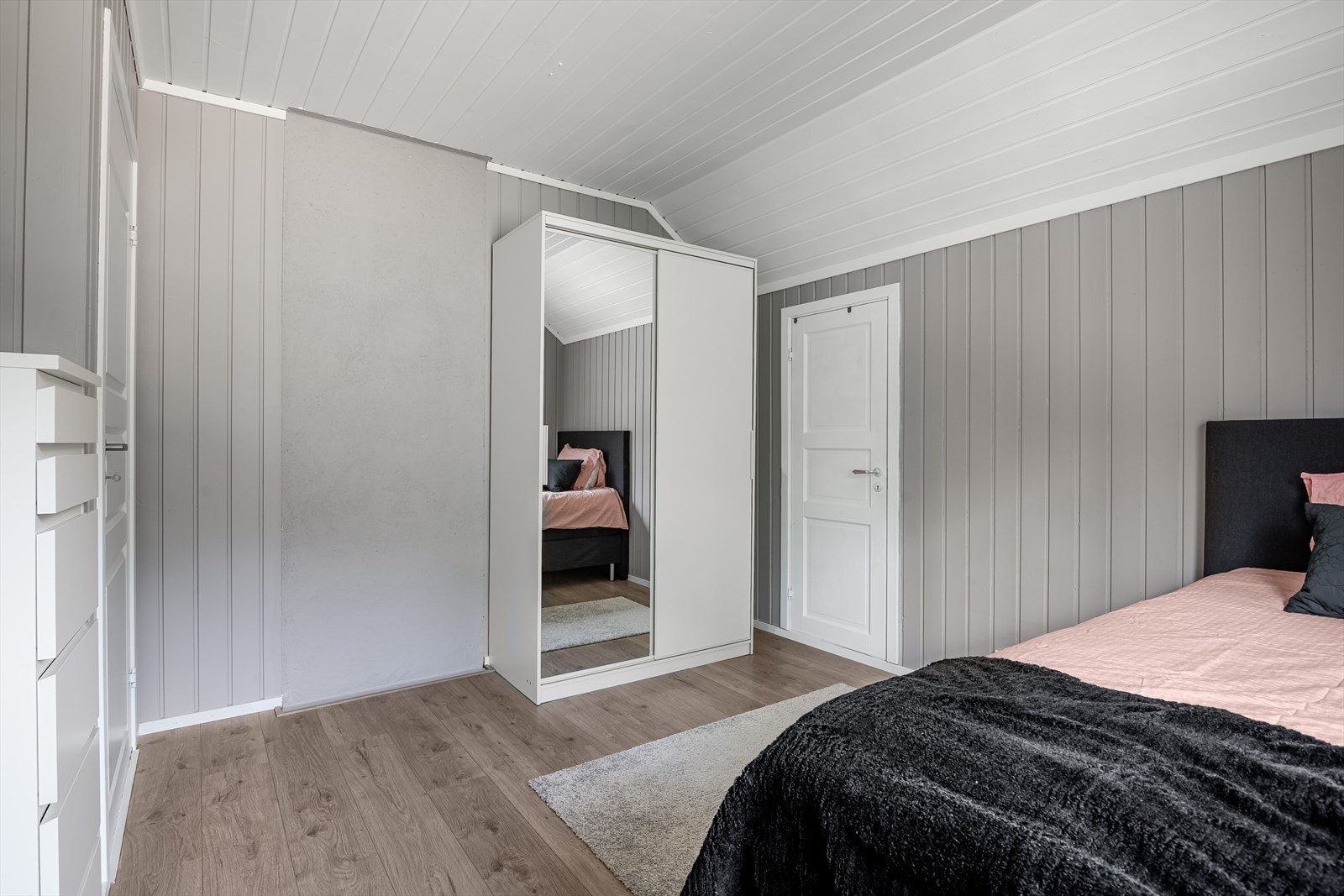 Det er oppbevaringsplass i medfølgende garderobe. Fra soverommet er et også adkomst til kneloft. Galleribilde
