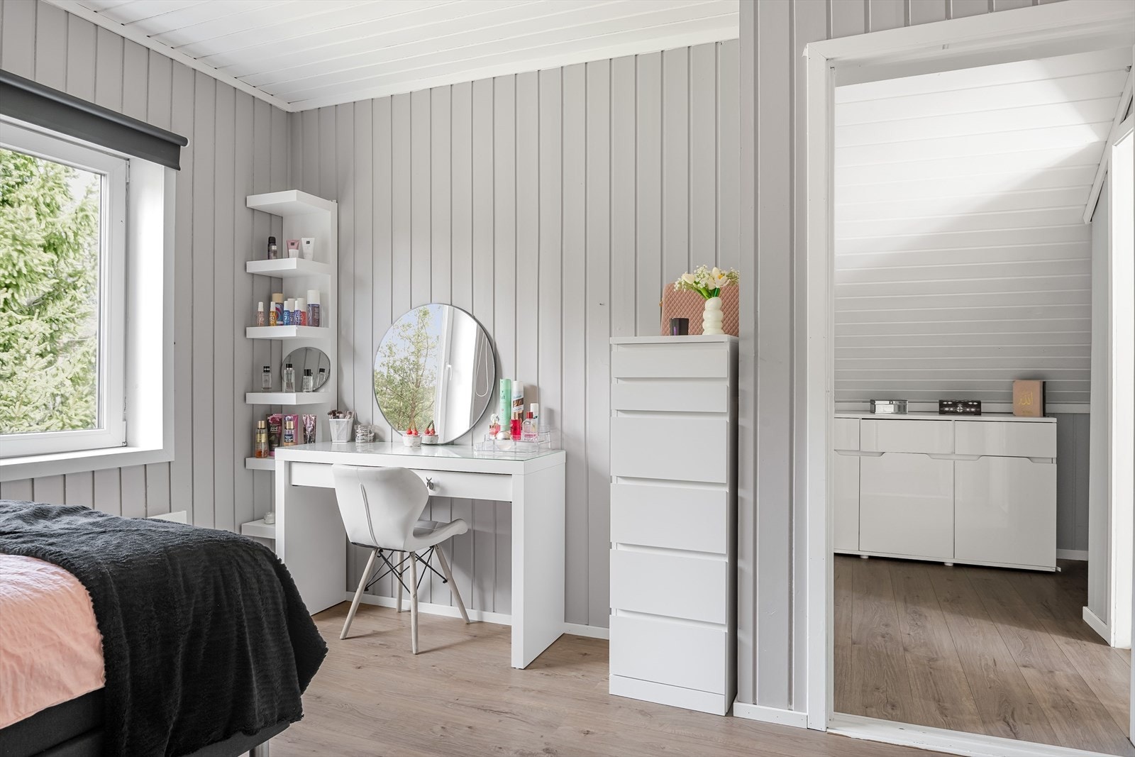 På soverommet er det plass til både seng, kontorpult og kommoder. Galleribilde