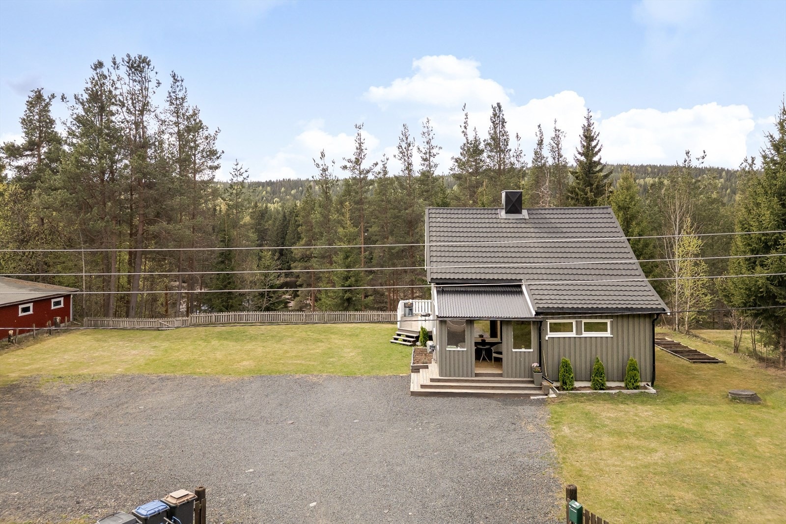 Eiendommen ligger idyllisk til i landlige og familievennlige omgivelser på vestsiden av Elverum, rett ved Terningåa og med nærhet til vakre Glomma. Elverum sentrum tilbyr alt du trenger til dagliglivet og ligger ca. 3 km fra eiendommen. Galleribilde