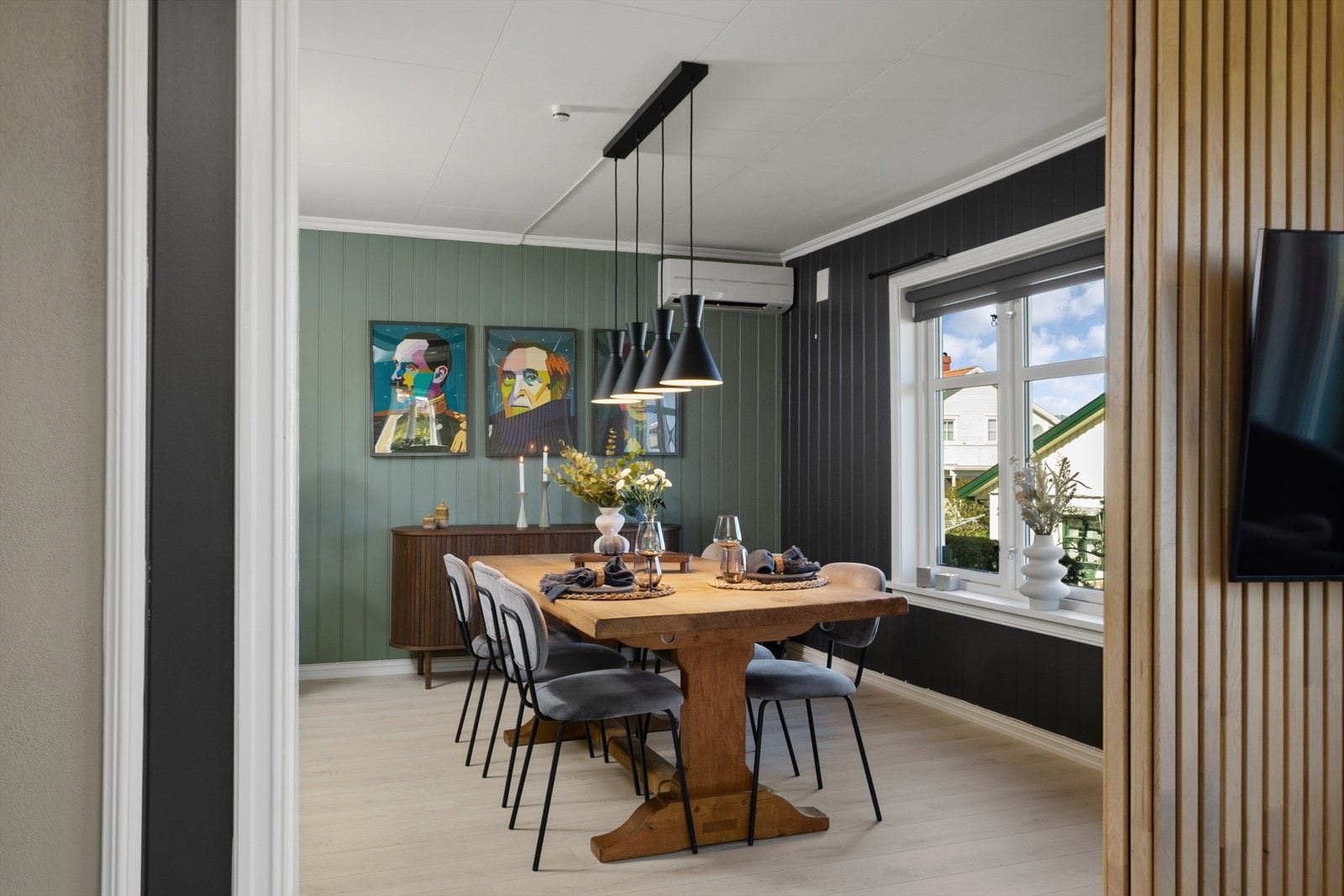 Et glimt inn mot spisestuen fra stuen. Galleribilde