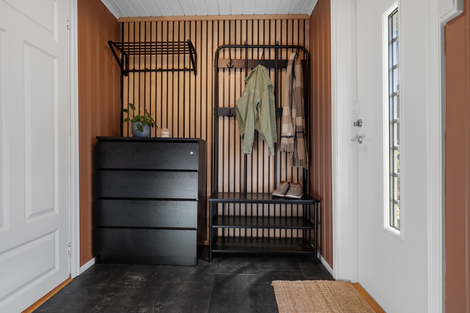 Fra entréen er det inngang til badet og videre inn i gangen som leder til resten av boligen. Galleribilde