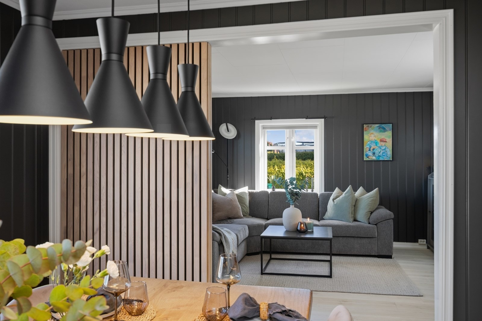 Gjennomgående laminatgulv og panel på veggene i store deler av etasjen. Galleribilde