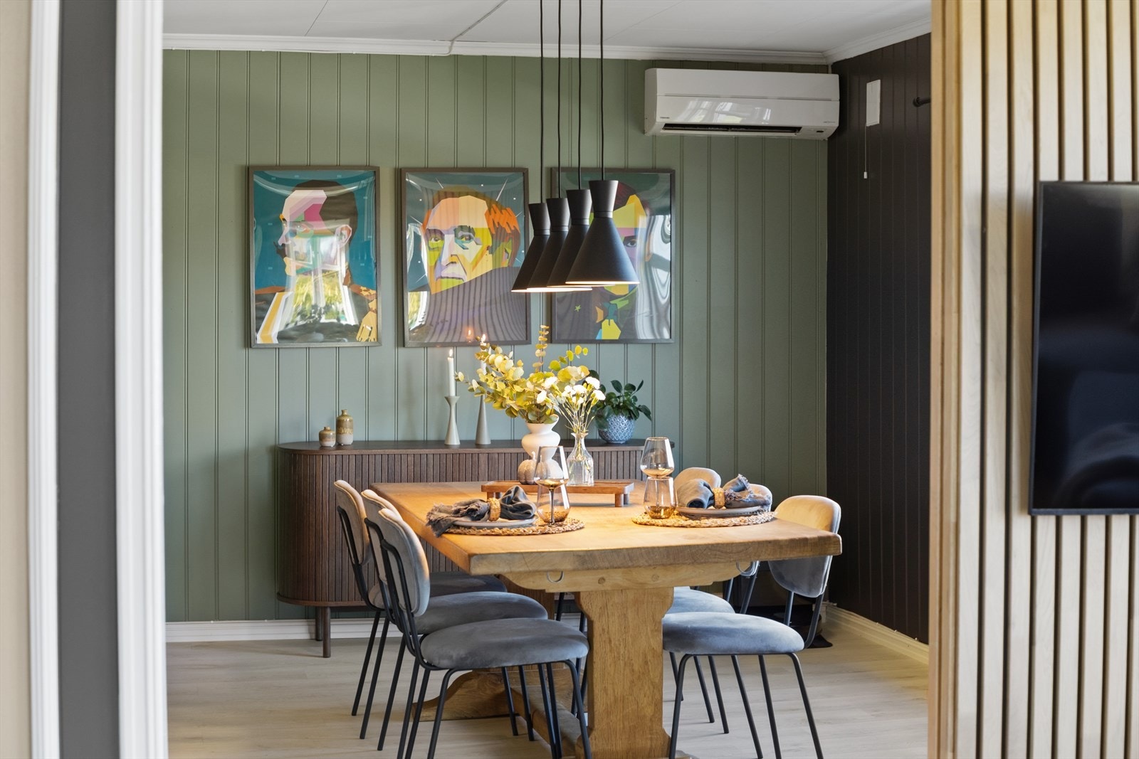 Fargevalg og materialer skaper en helhetlig stil i oppholdsrommene. Galleribilde