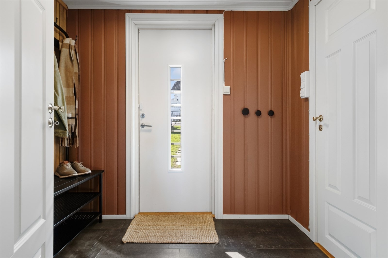 Entréen har god plass til å henge fra seg yttertøy og sette fra seg sko. Galleribilde