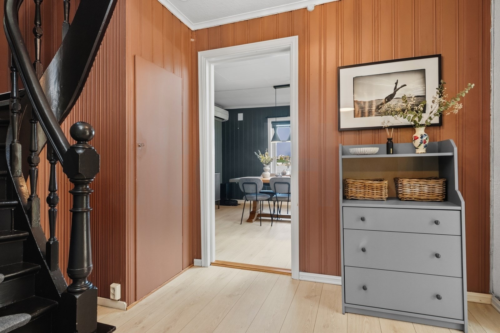 Gangen binder sammen første etasje og har en karakteristisk tretrapp opp til loftet. Galleribilde
