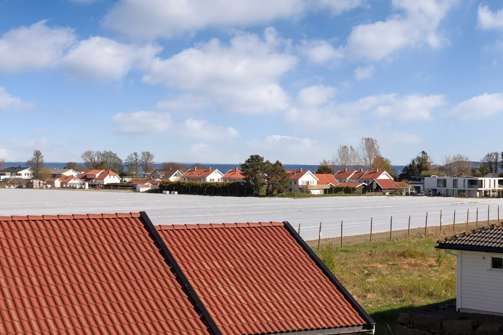 Åpent utsyn over nærområdet fra boligens andre etasje. Galleribilde