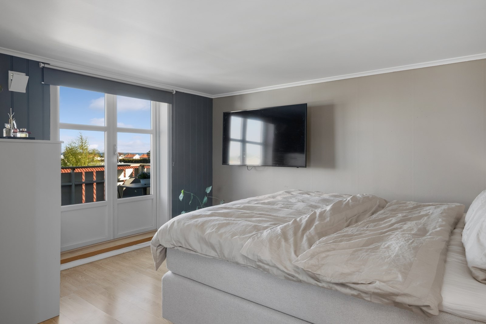Fra soverommet er det direkte utgang til en balkong på cirka 5 m². Galleribilde