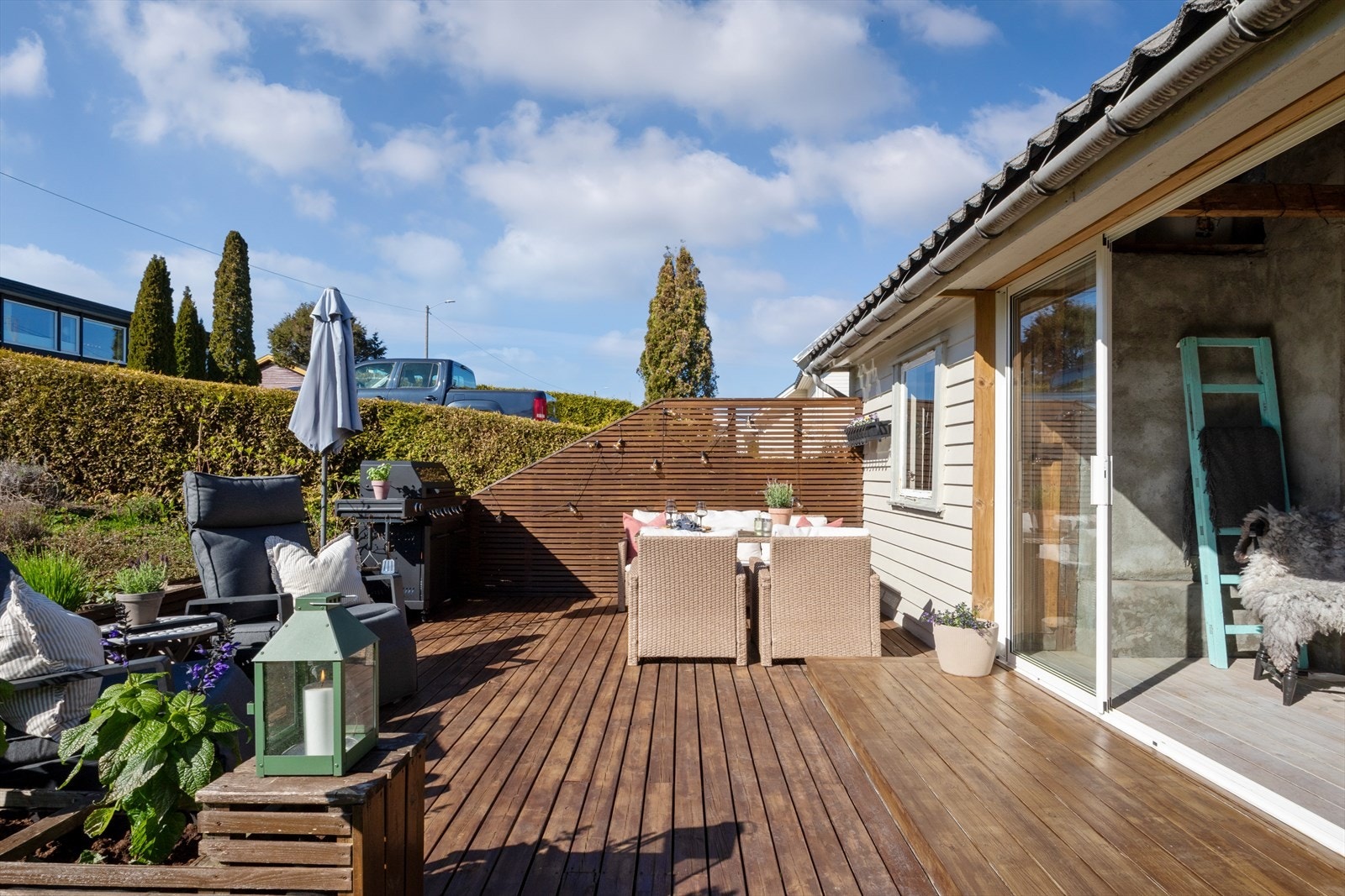 Den store terrassen ved uthuset gir rikelig med plass til utemøbler og grill. Galleribilde