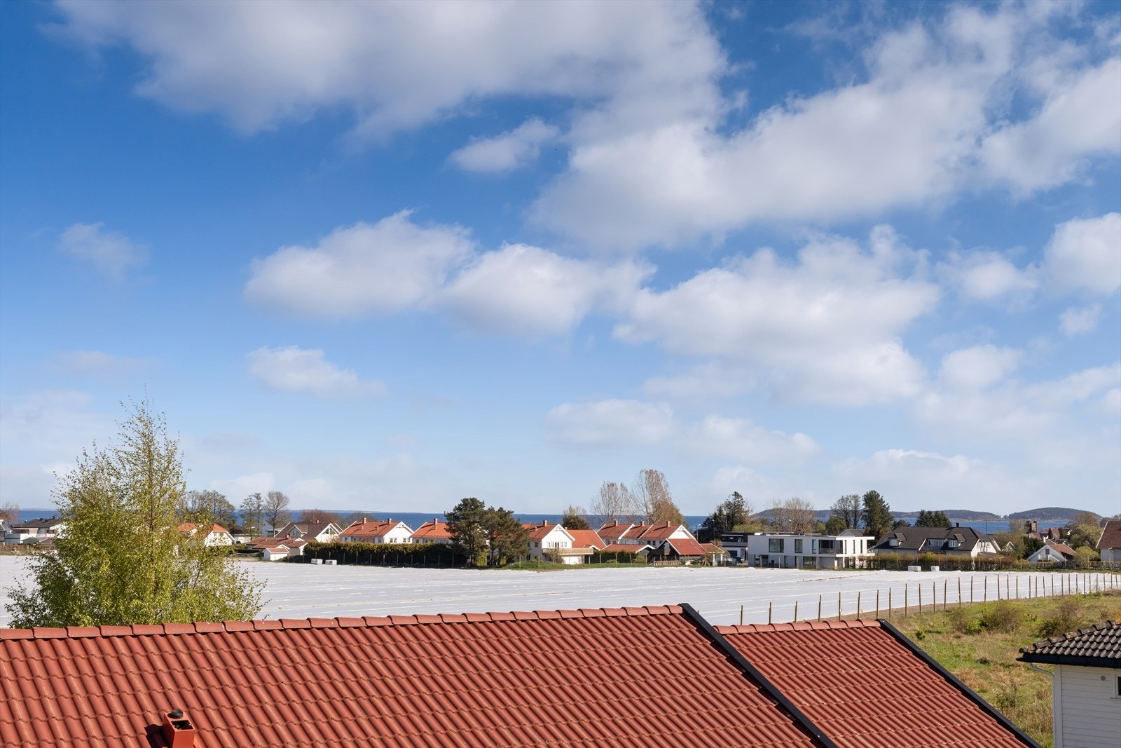 Utsikt mot jordene og Oslofjorden i det fjerne. Galleribilde