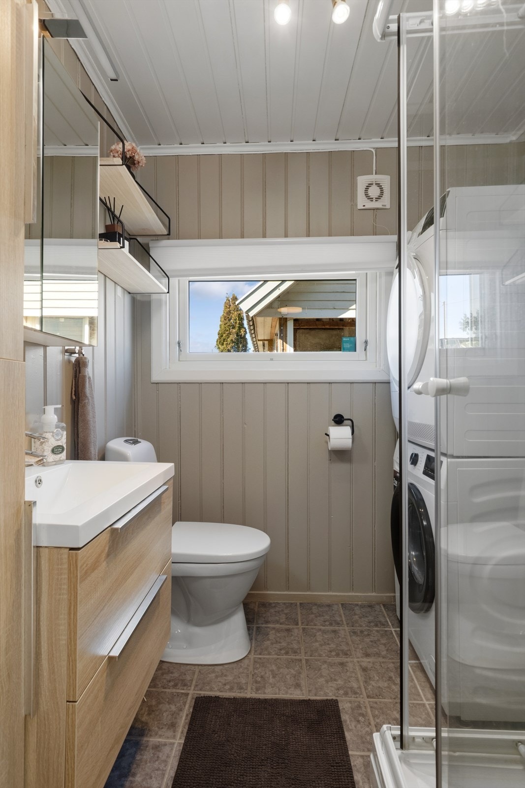 Badet i første etasje har elektrisk gulvvarme, dusjkabinett og opplegg for vaskemaskin. Galleribilde