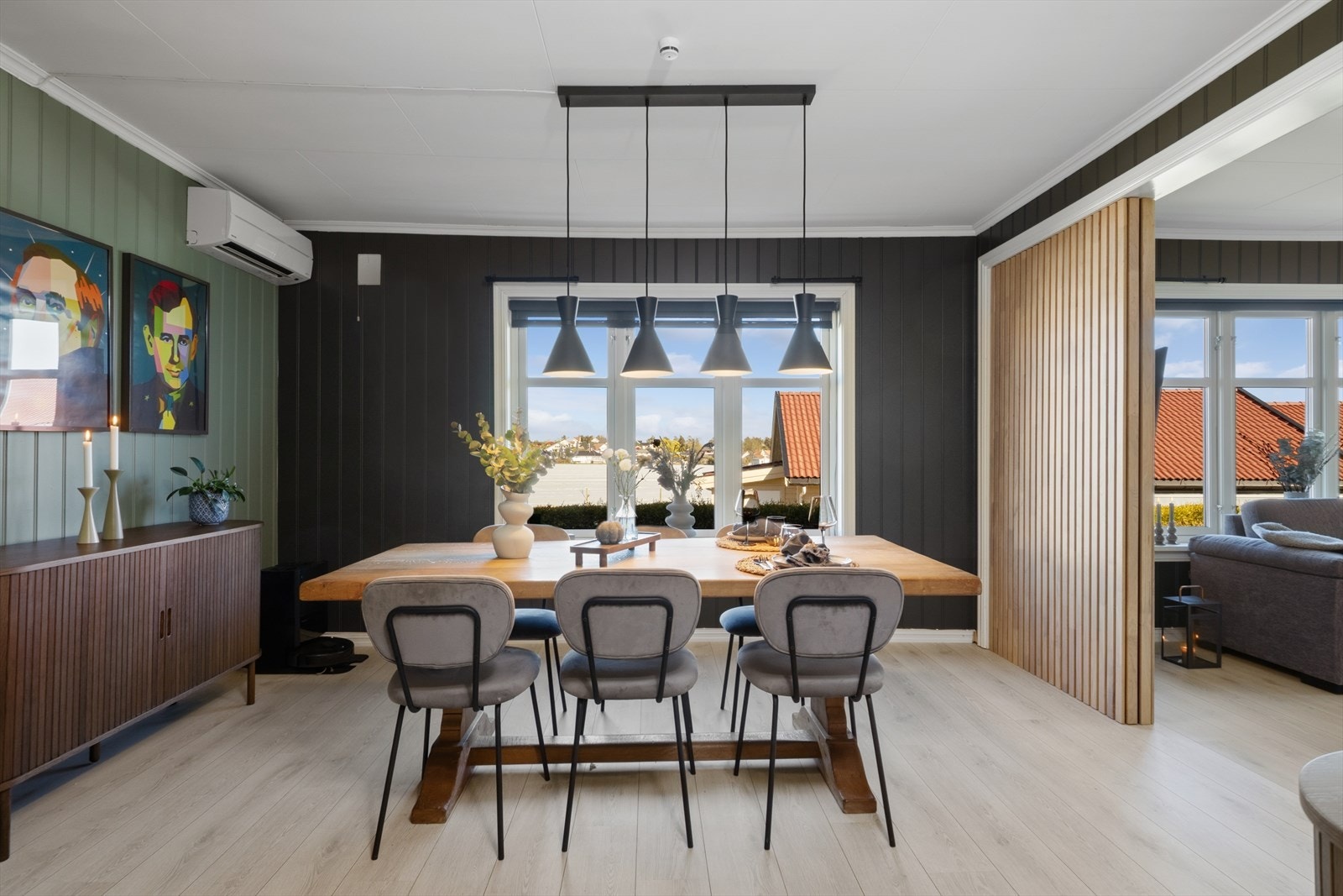 Spisestuen har plass til et stort spisebord for sosiale sammenkomster. Galleribilde