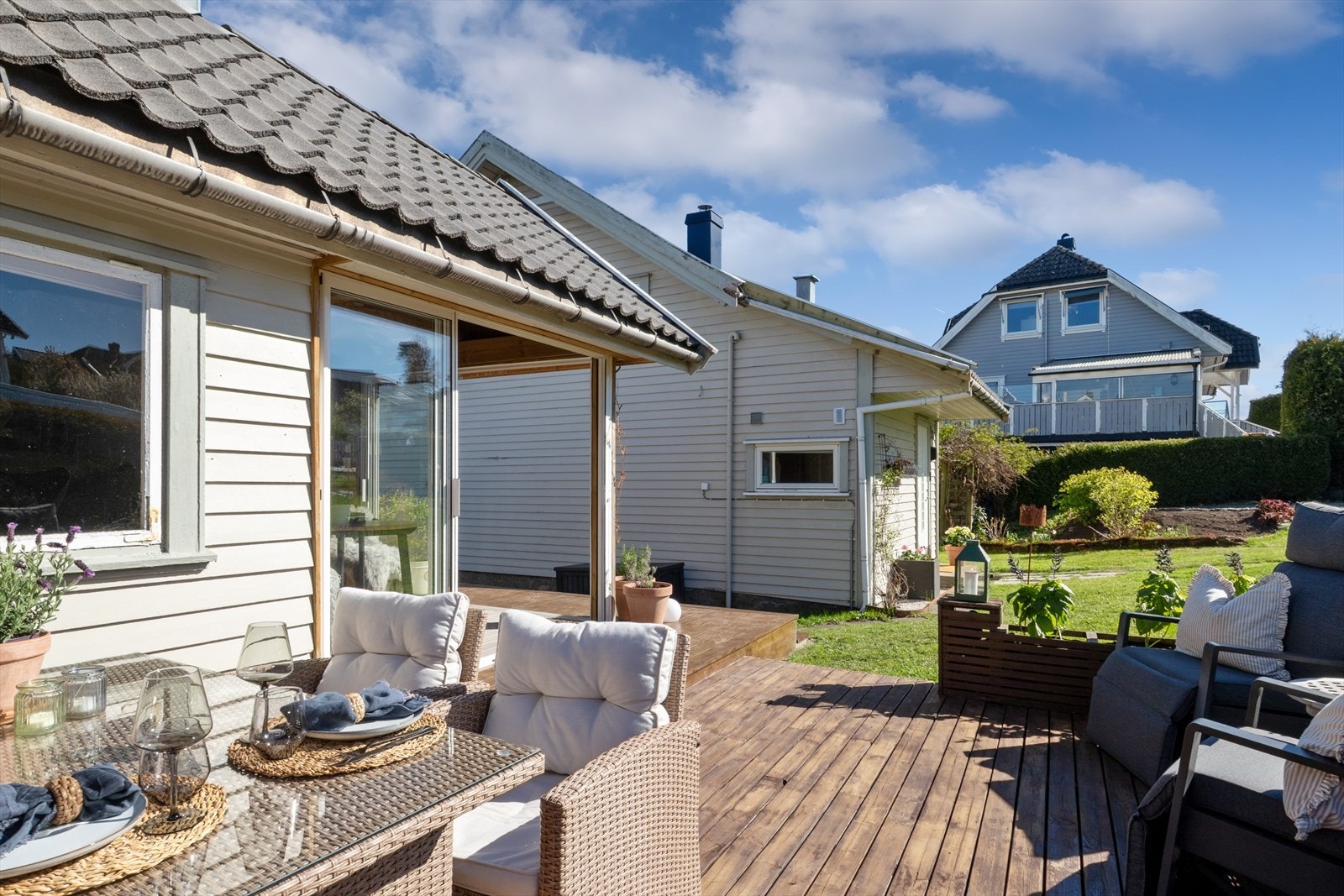 Fra uteplassen ser man ut over hagen og naboskapet. Galleribilde