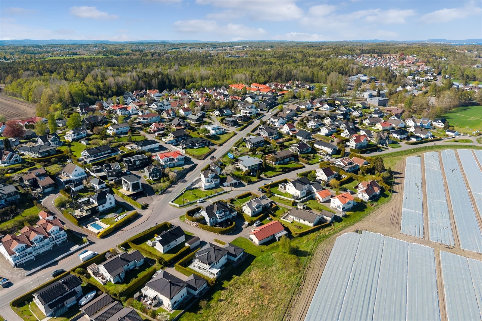 Nabolaget består hovedsakelig av eneboliger og er vurdert som svært trygt med lite støy. Galleribilde