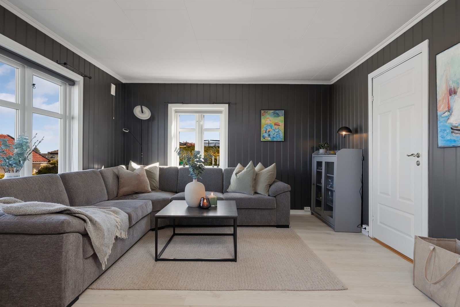 Stuen har god plass til en romslig sofagruppe og flere møbleringsmuligheter. Galleribilde