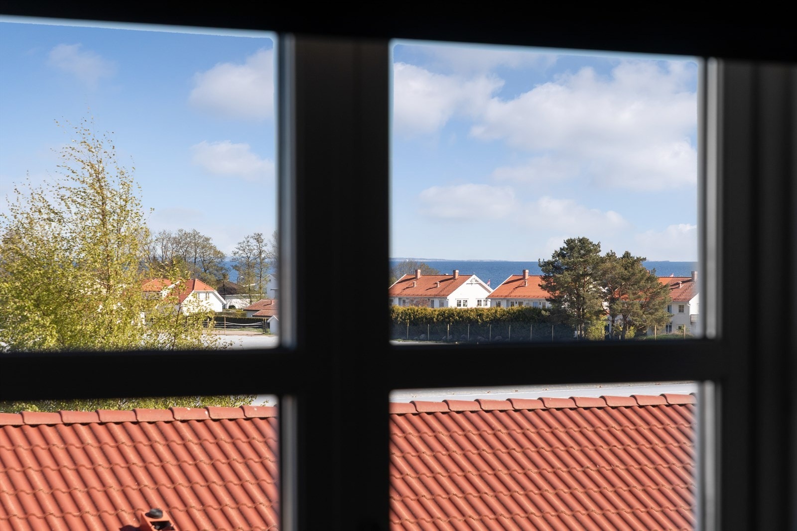 Fra loftsetasjen er det glimt av sjøen. Galleribilde