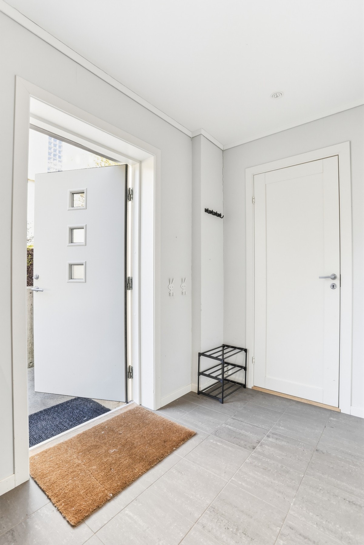 Leiligheten har en egen lys og innbydende entré. God plass til oppbevaring av yttertøy og sko. Flislagt gulv Galleribilde