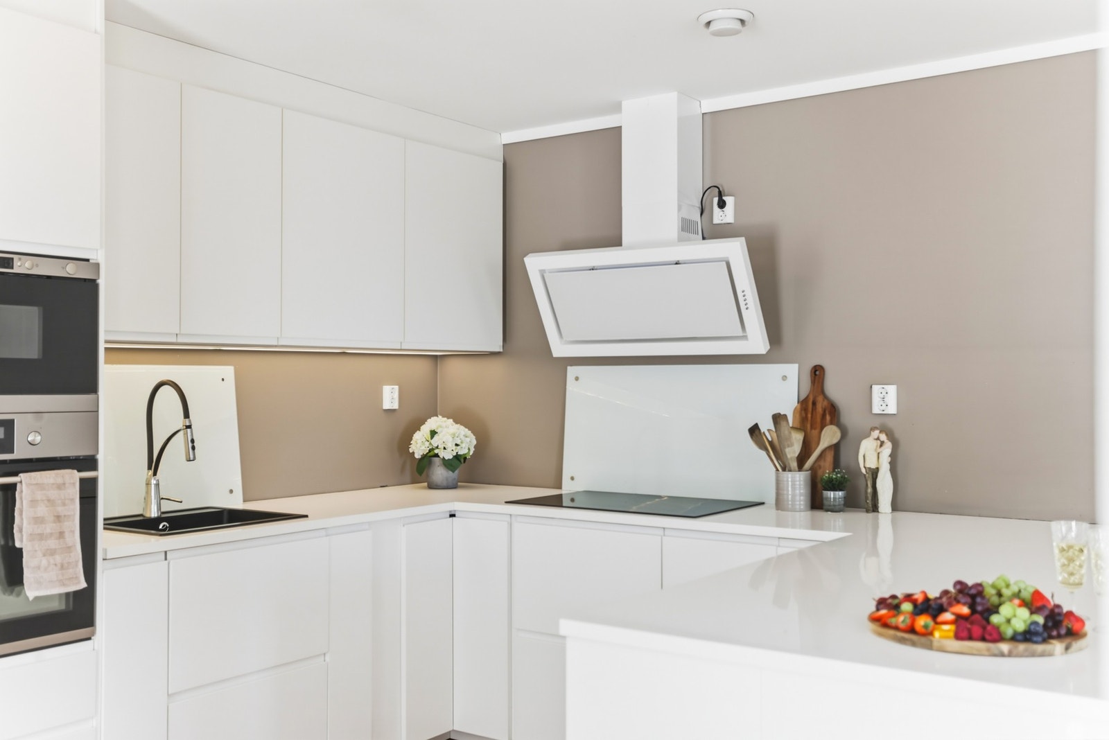 vitevarer som komfyr og mikroovn er plassert i ergonomisk høyde. Benkeplate i slitesterk laminat Galleribilde