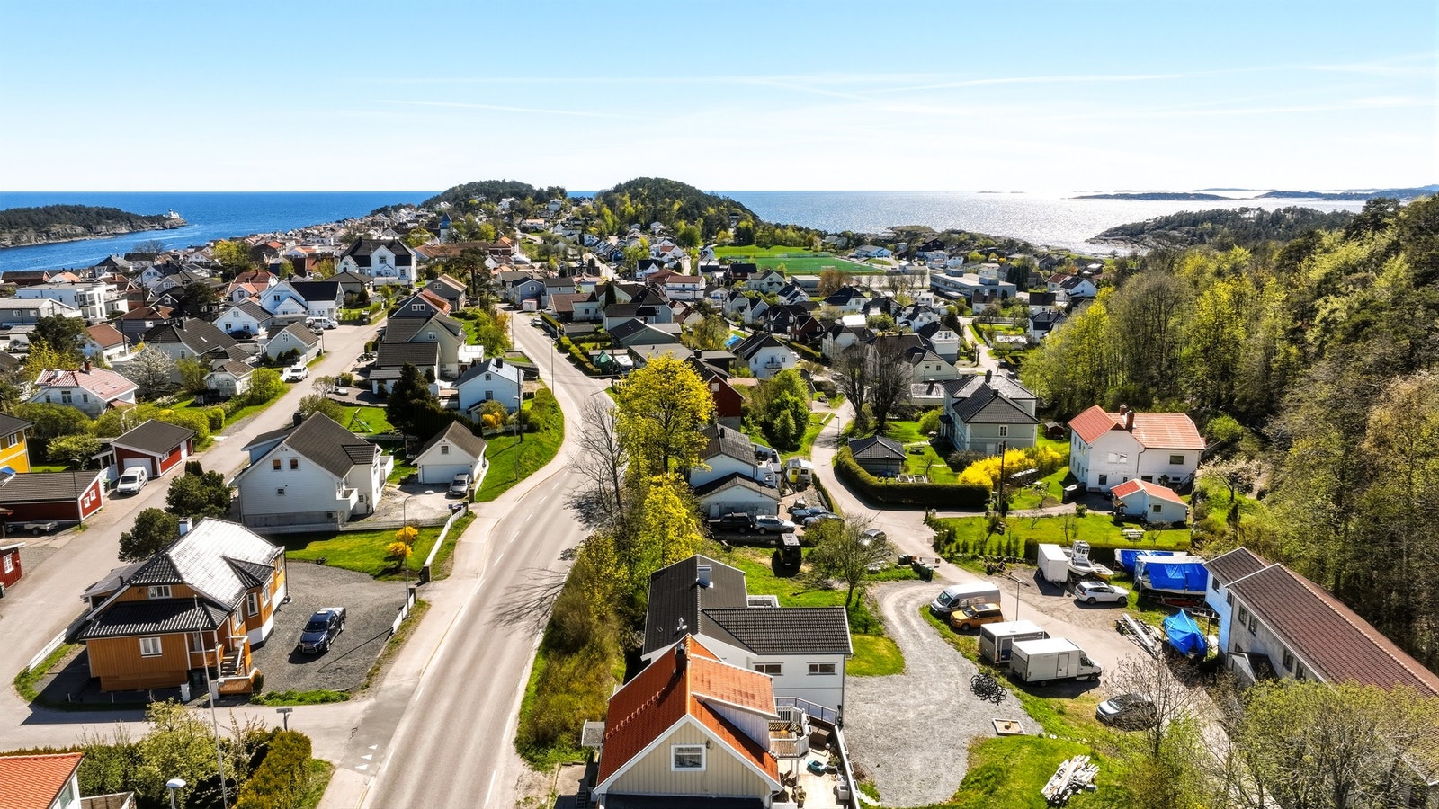 Her bor du med kort vei til sjøen, noe som gir gode muligheter for rekreasjon og friluftsliv Galleribilde