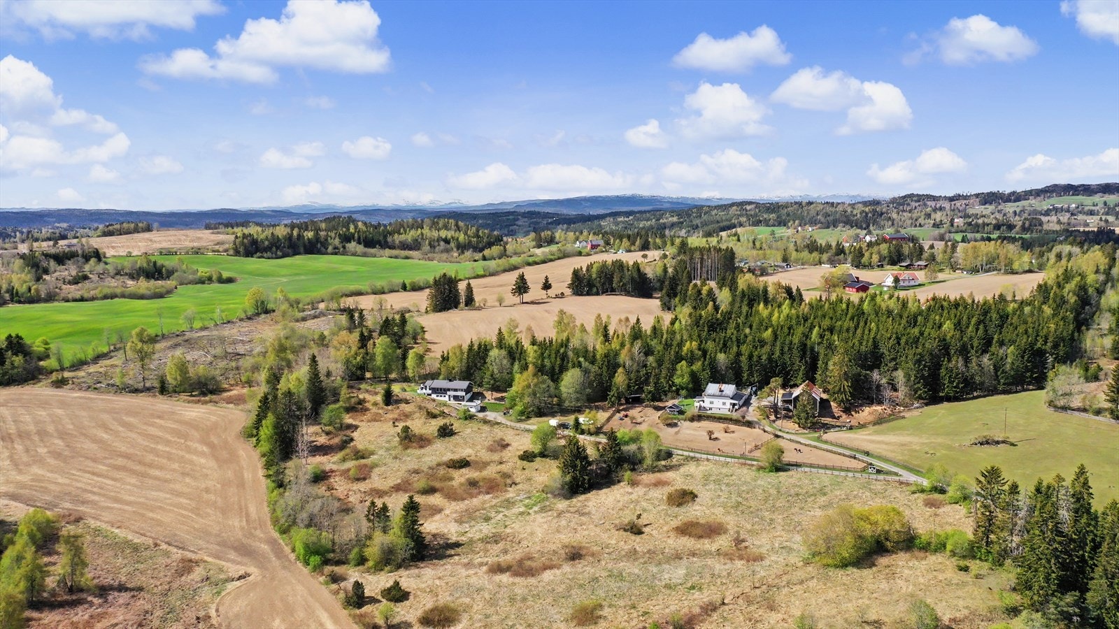 Landlig og idyllisk beliggenhet i Lunner kommune, med kort vei til både Oslo og Gardermoen. Galleribilde
