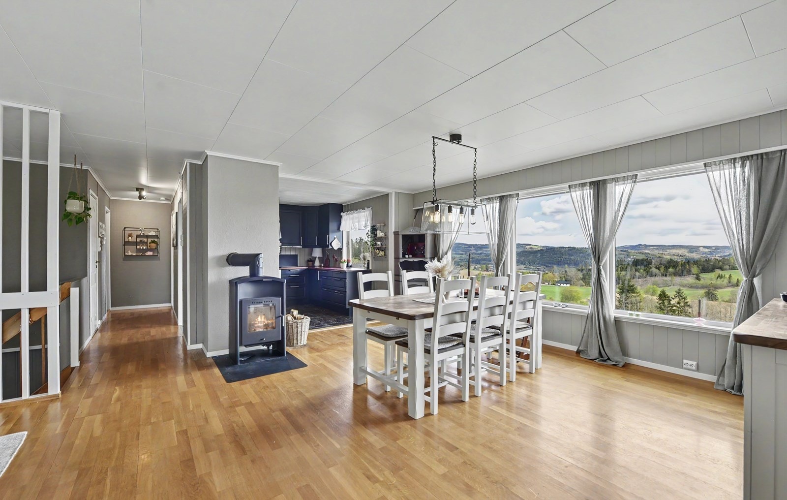Stuen er romslig og har plass til både spisebord og flere sittegrupper. Galleribilde
