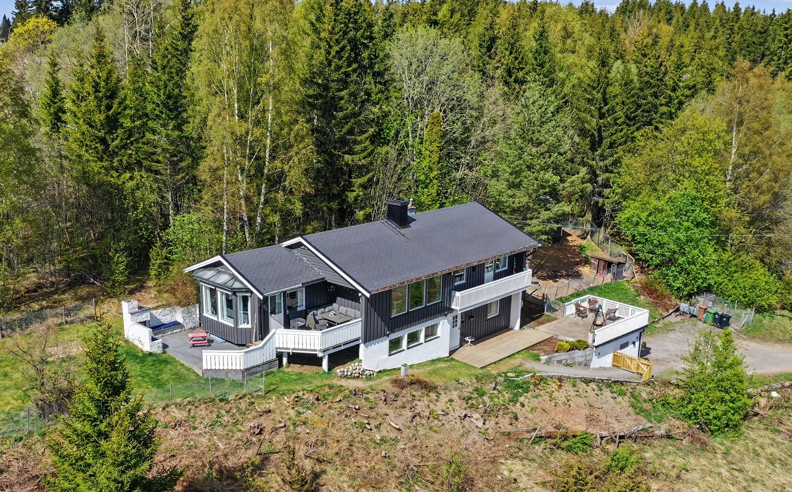 Høyt og fritt beliggende enebolig med store vindusflater som rammer inn utsikten over kulturlandskapet. Galleribilde