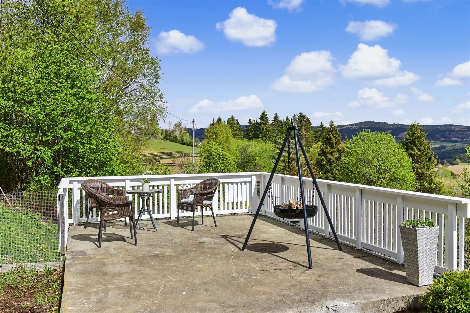 Fra terrassen har man en åpen og fin utsikt over nærområdet. Galleribilde
