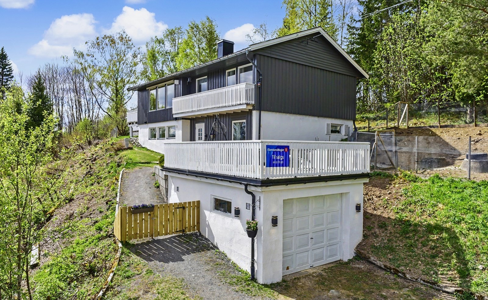 Integrert garasje med direkte adkomst fra gårdsplassen. Galleribilde