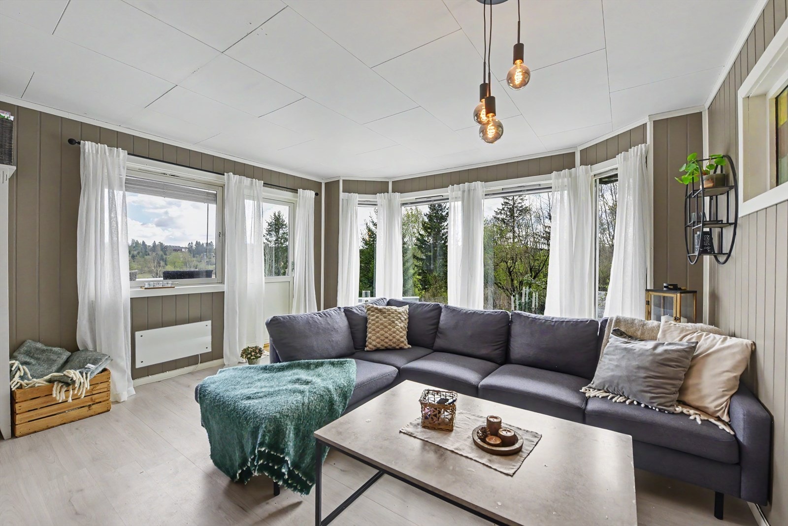 Her er det god plass til en romslig hjørnesofa. Galleribilde