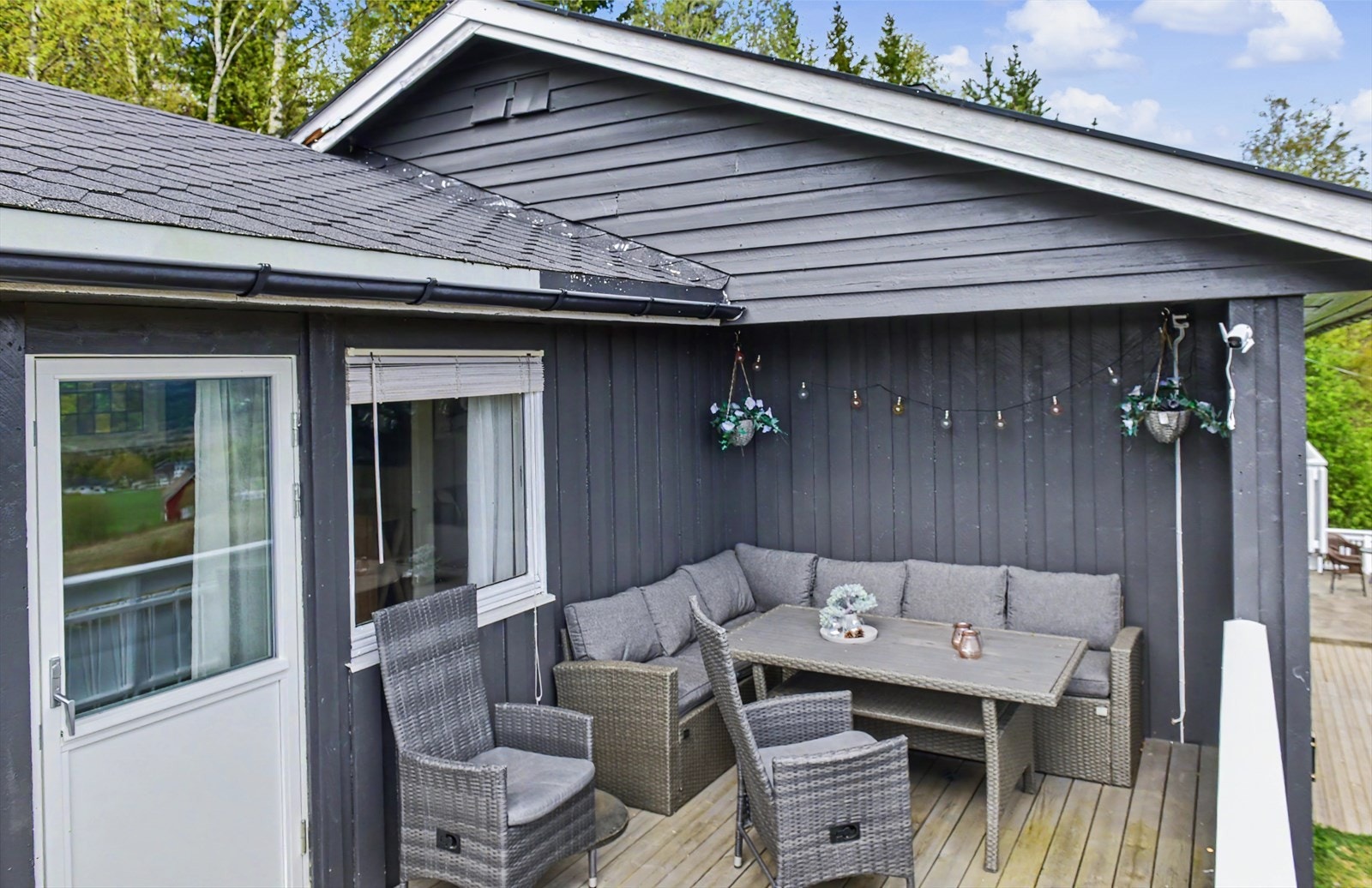 Eiendommen byr på flere usjenerte uteplasser, perfekt for å nyte roen og naturen. Galleribilde