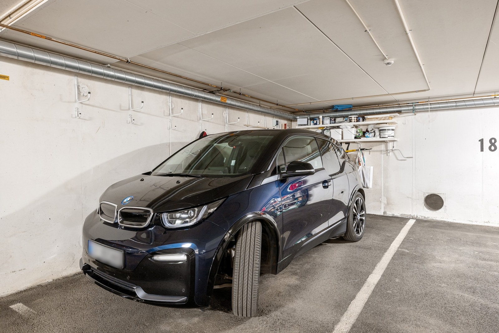 Leilighetens parkeringsplass i felles garasjeanlegg Galleribilde