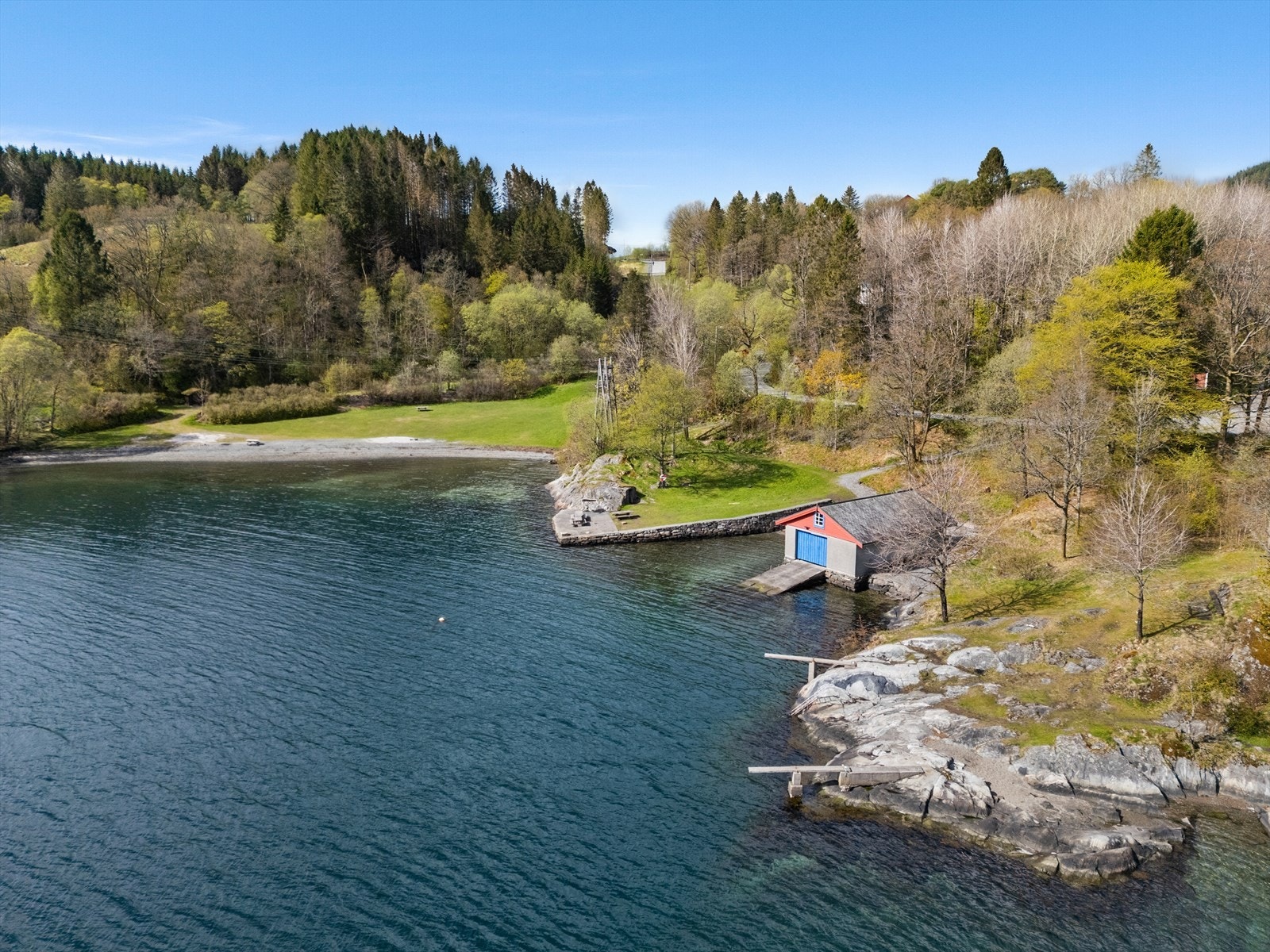 Kort vei til Melkeviken, en flott badeplass ved Fanafjorden med stupebrett og toaletter. Galleribilde