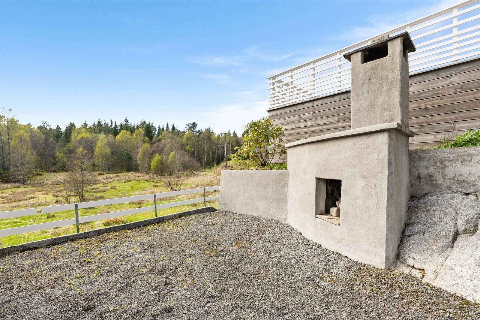 En utepeis i hagen skaper en hyggelig samlingsplass. Galleribilde