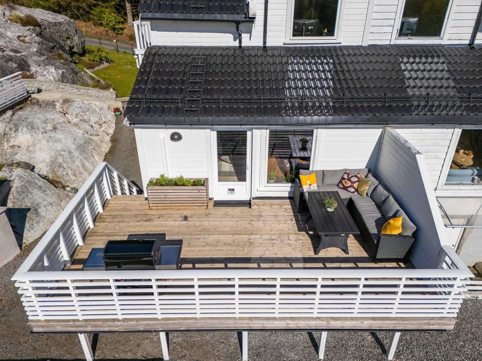 Terrassen utenfor stuen er oppført i trekonstruksjoner og har god plass til utemøbler. Galleribilde