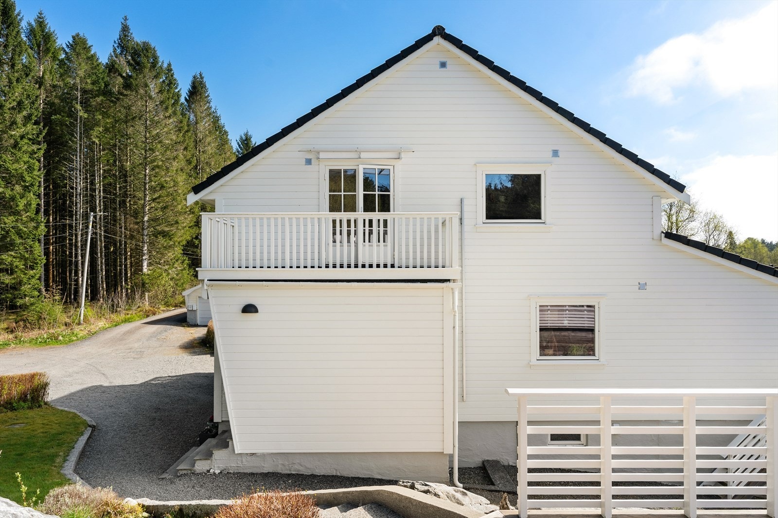 Fasaden mot nordvest med balkongen i andre etasje. Galleribilde