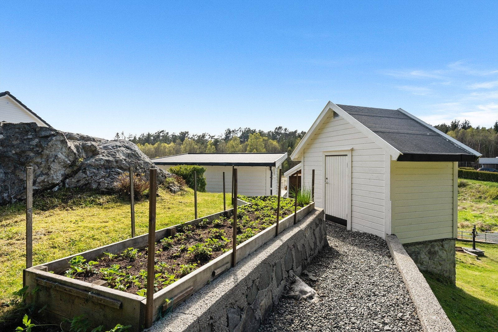 På tomten finnes også en frittstående bod på 5 m² og dyrkingskasser. Galleribilde