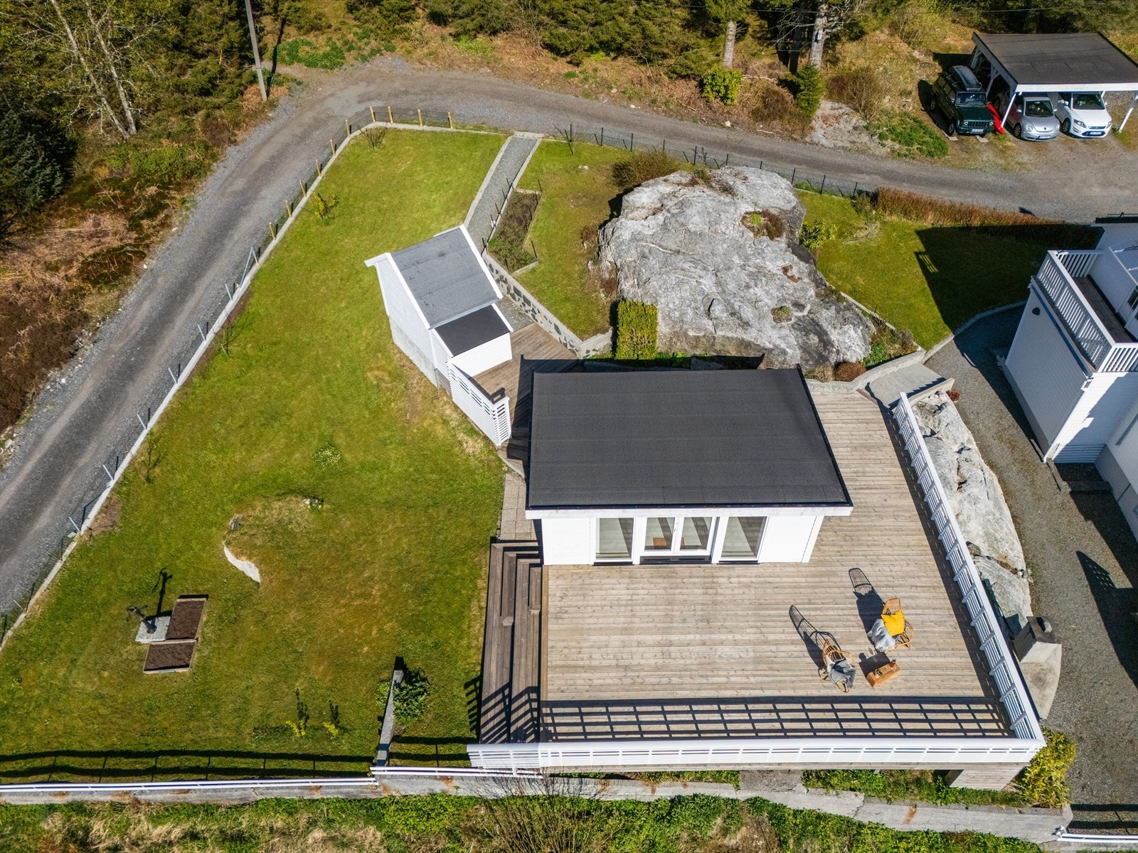 Den store terrasseplattingen er tilknyttet et uthus på 24 m², som gir gode muligheter for hobby eller lagring. Galleribilde