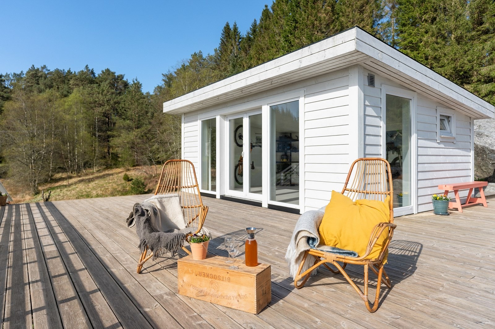 Den store terrasseplattingen på cirka 78 m² gir en ekstra, usjenert uteplass. Galleribilde