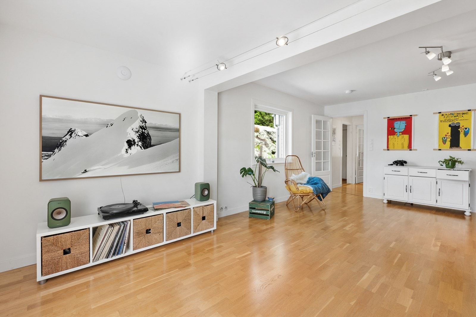 Stuen i første etasje er romslig, med parkettgulv og plass til flere møbleringssoner. Galleribilde