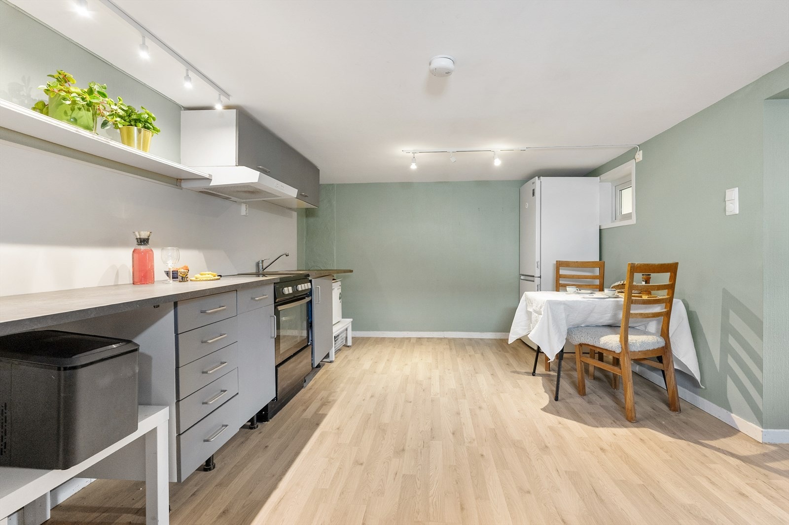 Rommet er lett å møblere med plass til både spisebord og en liten sofagruppe. Galleribilde