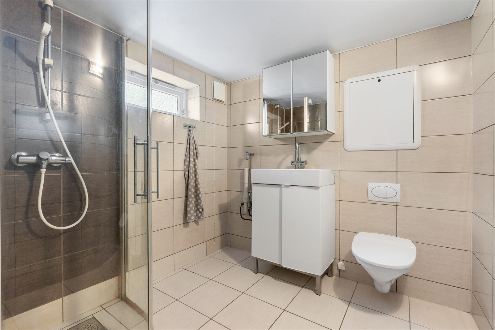 Badet i underetasjen er flislagt, har gulvvarme og ble pusset opp i 2010/2011. Galleribilde