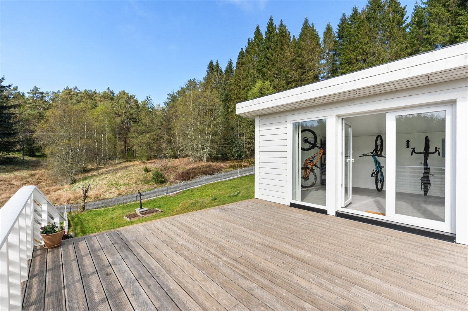 Fra terrassen ved uthuset har man utsikt over grønne og landlige omgivelser. Galleribilde