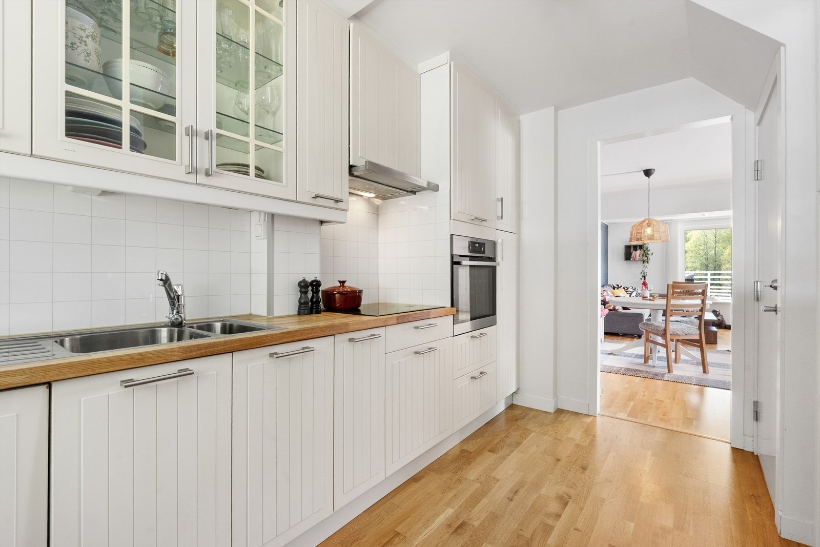 Kjøkkeninnredning med profilerte fronter og vitrineskap med glassfronter. Galleribilde