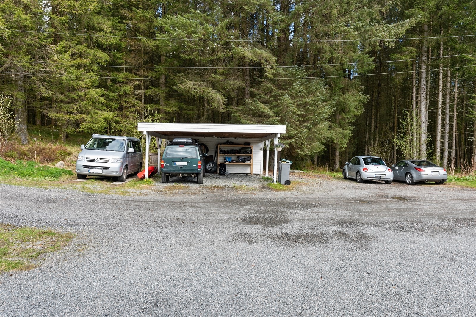 Rikelig med parkeringsmuligheter på egen tomt og i leiet carport. Galleribilde