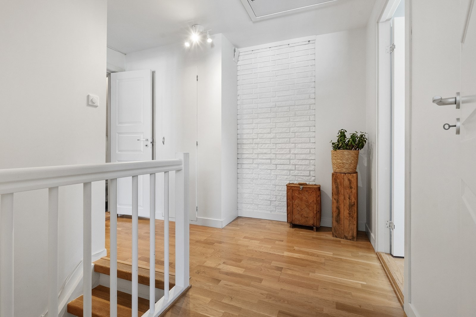 Gangen i andre etasje fordeler tilgang til boligens tre soverom og bad. Galleribilde