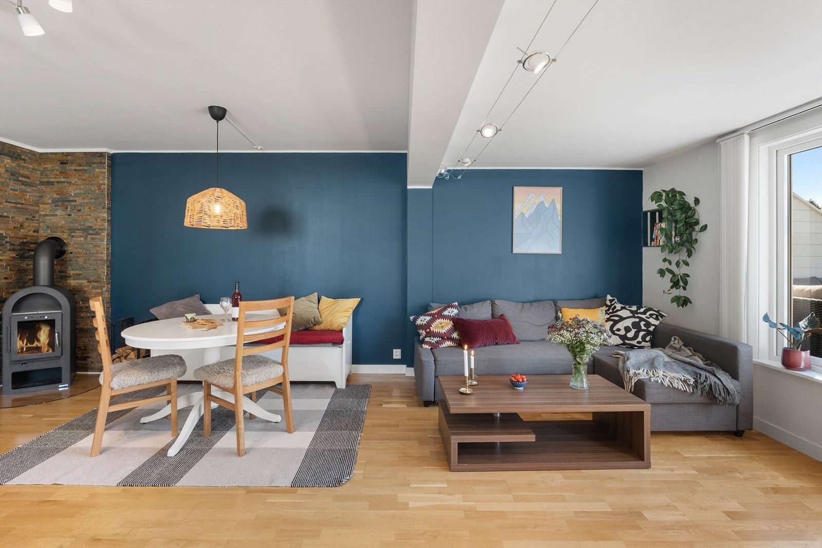Stuen er boligens naturlige samlingspunkt, med god plass til både sofagruppe og spisebord. Galleribilde